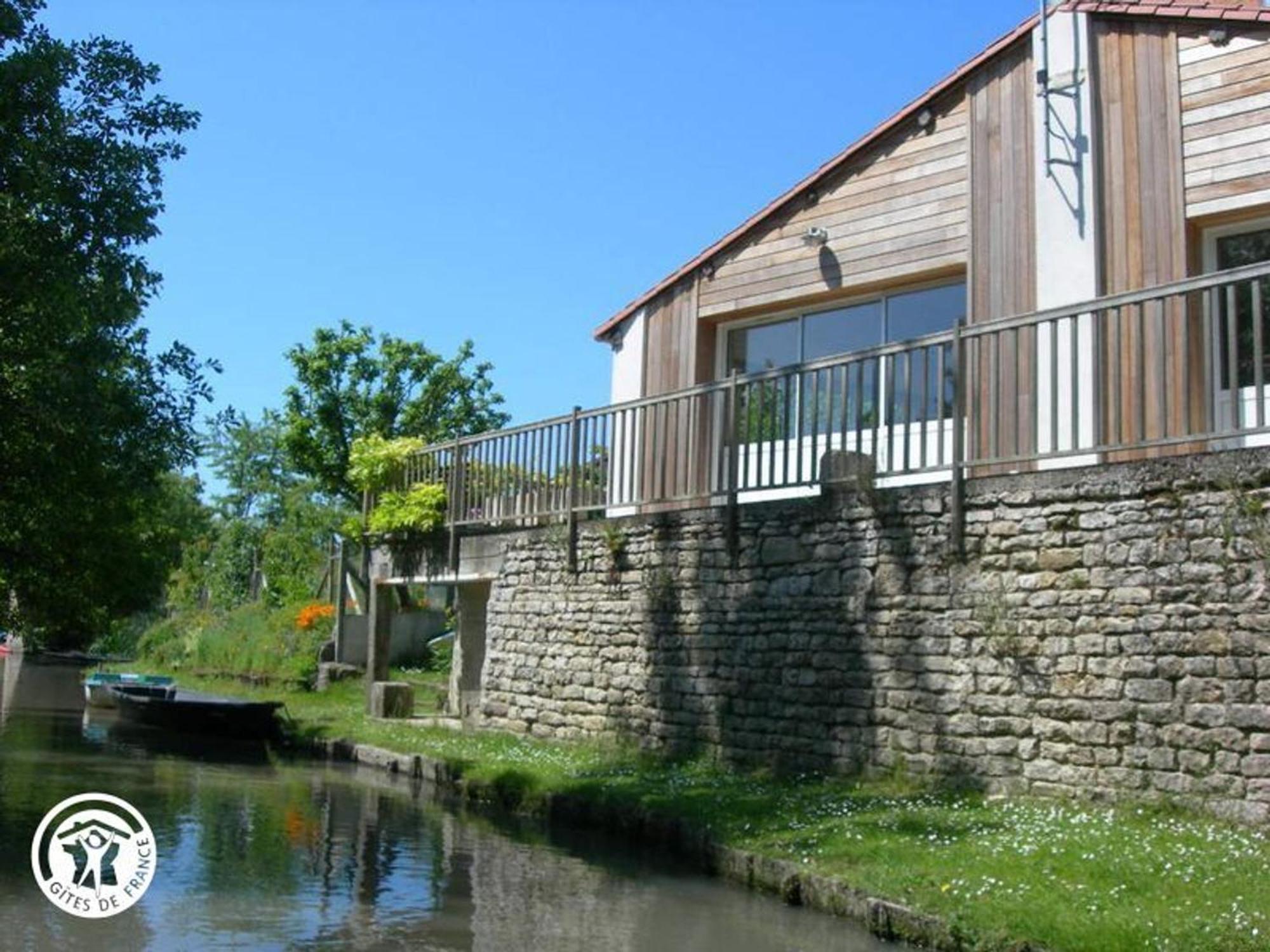 Gite Charmant Au Bord De L'Eau Avec Canoes, Terrasse Et Jardin A Damvix, Au Coeur Du Marais Poitevin. - Fr-1-426-354 Villa Ngoại thất bức ảnh